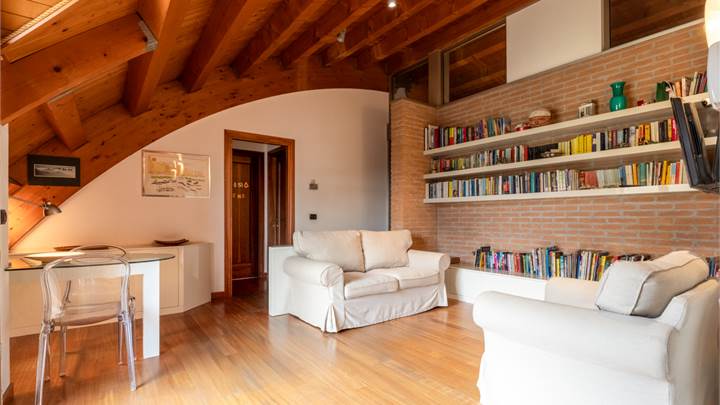 APPARTAMENTO ULTIMO PIANO NEL QUARTIERE NOVECENTO