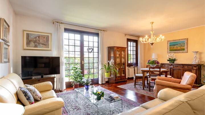 VILLA BIFAMILIARE IN CENTRO A DOSSON